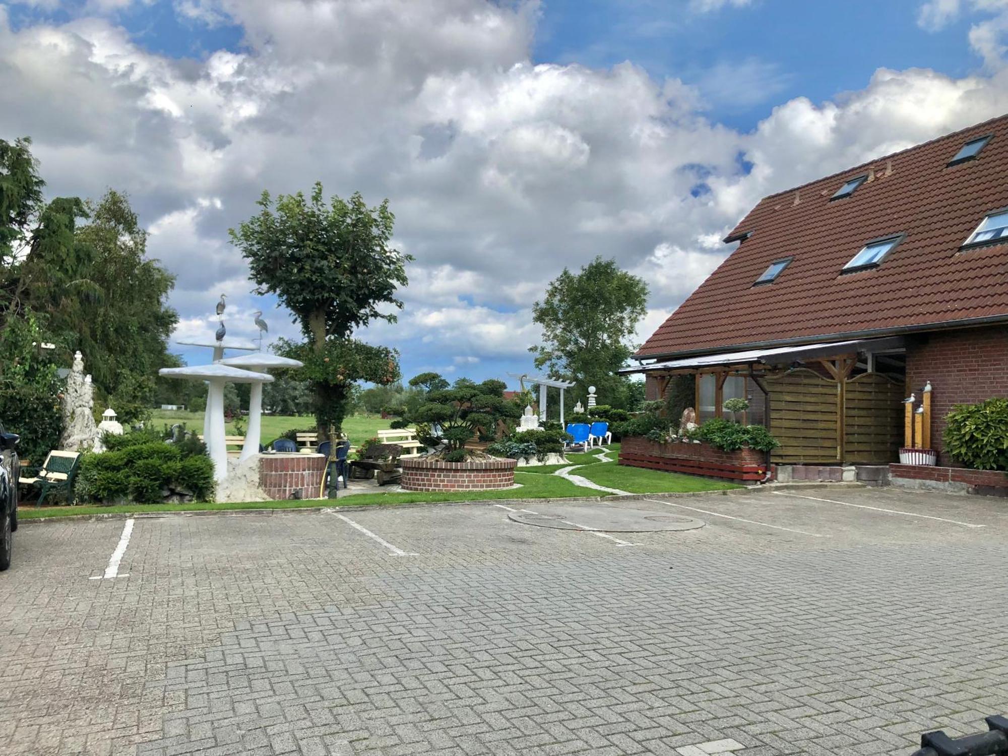 Garni Hotel-Pension Holum Neuharlingersiel Exterior photo